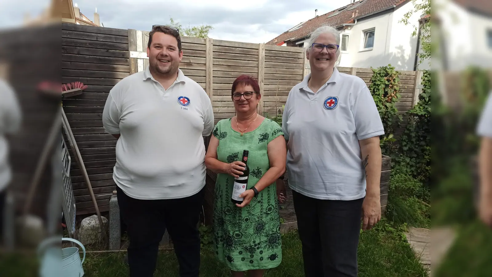 (v. l.) Tobias Huber mit Elke Schug und Anja Ludwig (Foto: Wasserwacht Moosburg)