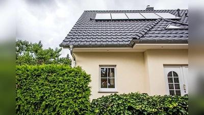 aut einer aktuellen Studie haben erst 23 Prozent der Haushalte in erneuerbare Energien wie die Sonnenenergie auf dem Hausdach investiert.  (Foto: djd/Bauherren-Schutzbund)