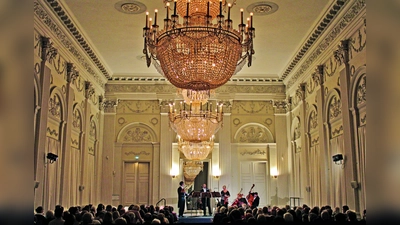 Bei Kerzenschein die Klänge der Residenzsolisten genießen. (Foto: Bavaria Klassik)