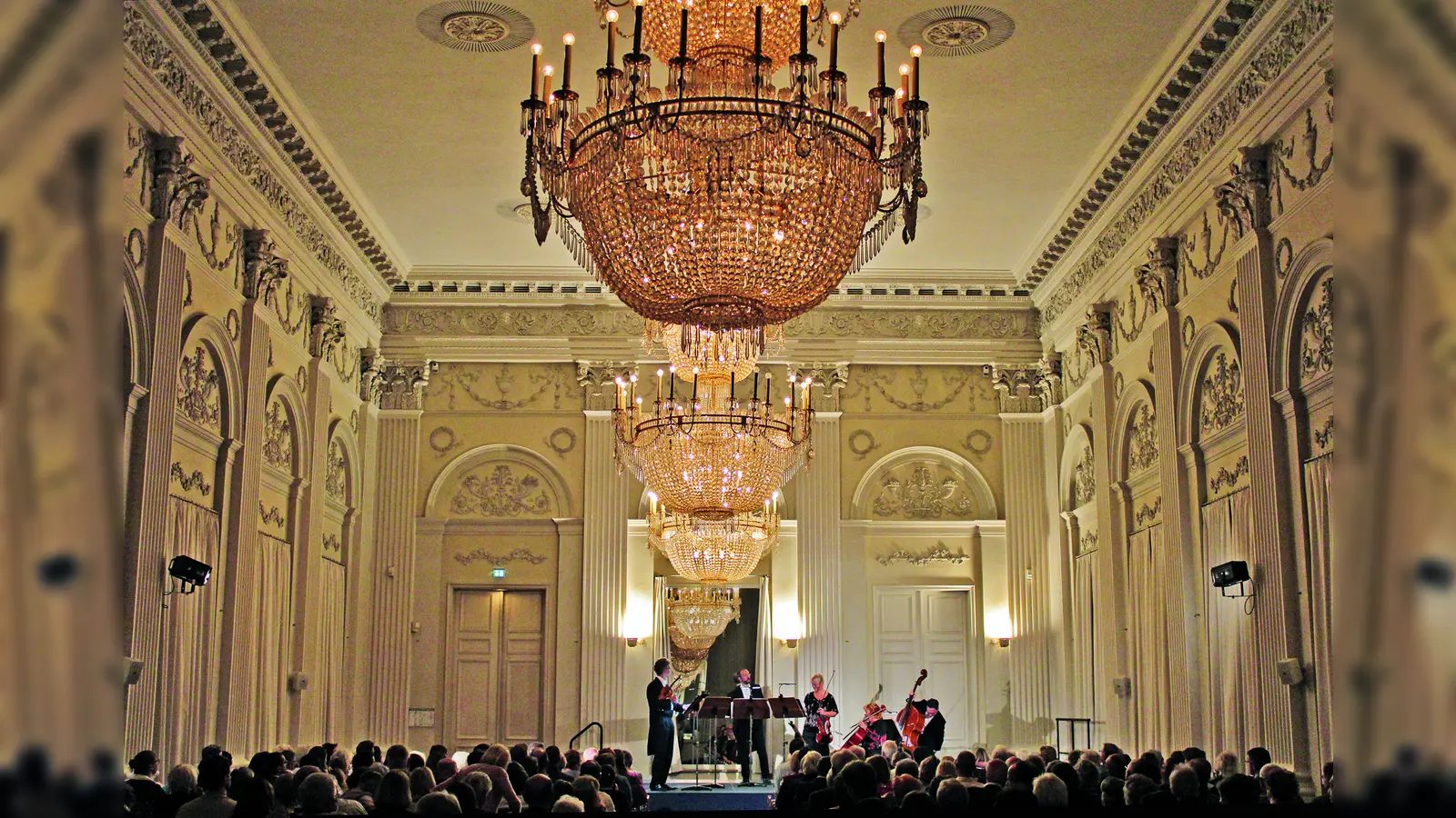 Bei Kerzenschein die Klänge der Residenzsolisten genießen. (Foto: Bavaria Klassik)