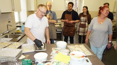 Alle Rohlinge müssen vor dem Backen in Lauge gebadet werden - natürlich nur mit Handschuhen. (Foto: bro)