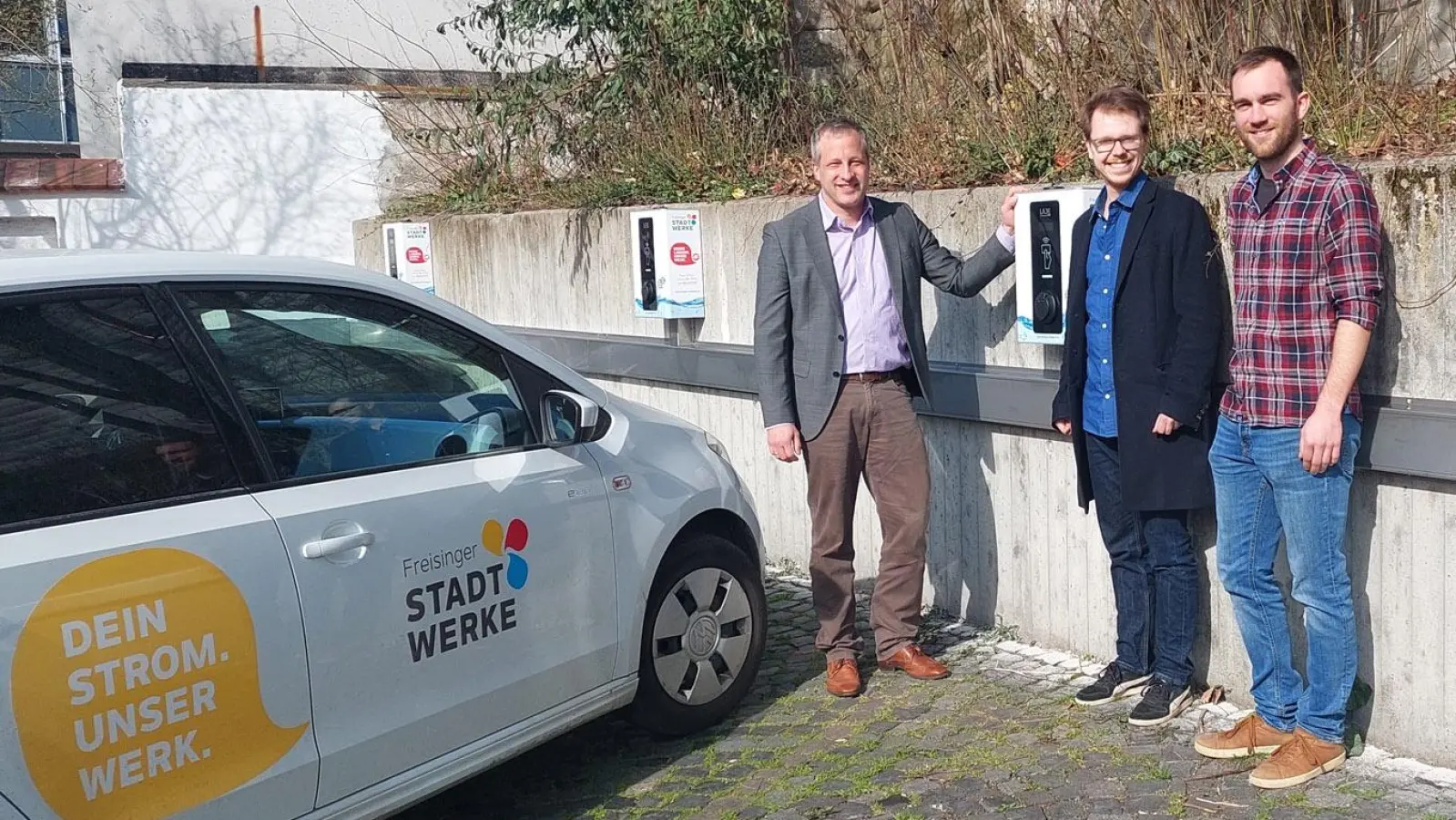 Die Verantwortlichen der Stadt und der Stadtwerke Freising nahmen die neuen Wallboxen in Augenschein. (Foto: Stadt Freising)