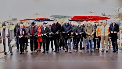 Beim Durchtrennen des Bandes war viel Prominenz anwesend. (Foto: Markus Hautmann)