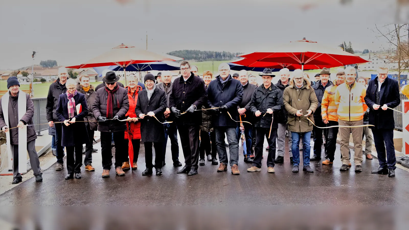 Beim Durchtrennen des Bandes war viel Prominenz anwesend. (Foto: Markus Hautmann)