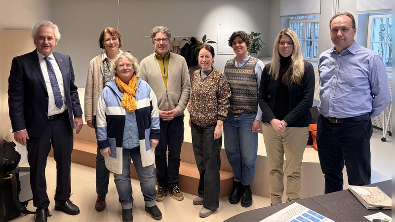 Ziehen gemeinsam an einem Strang: (v.l.) Landrat Helmut Petz, Alexandra Myhsok (Caritas Freising), Sabine von Garßen (Leiterin des Familienstützpunktes), Dietrich Arnold (Kinder-, Jugend- und Familienhilfe, Caritas), Stephanie Hennlich und Barbara Straßer (beide LRA Freising) sowie Cornelia Hofmann und Karl-Heinz Wimmer (beide Freising). (Foto: LRA Freising)