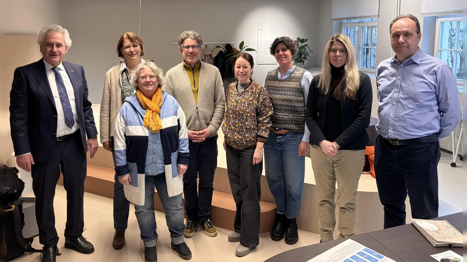 Ziehen gemeinsam an einem Strang: (v.l.) Landrat Helmut Petz, Alexandra Myhsok (Caritas Freising), Sabine von Garßen (Leiterin des Familienstützpunktes), Dietrich Arnold (Kinder-, Jugend- und Familienhilfe, Caritas), Stephanie Hennlich und Barbara Straßer (beide LRA Freising) sowie Cornelia Hofmann und Karl-Heinz Wimmer (beide Freising). (Foto: LRA Freising)