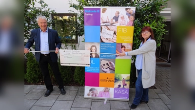 Die Rotarier unterstützen die Diakonie im Kampf gegen häusliche Gewalt. Der Präsident des Rotary Club Freising, Prof. Hermann Heiler, übergab den 10.000 Euro-Scheck coronakonform an die Vorständin der Diakonisches Werk Freising e. V., Beate Drobniak. (Foto: Rotary)