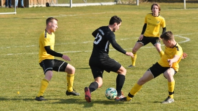 Luca Fellermeier nimmt es auch mal gleich gegen drei Gegenspieler auf! (Foto: Archiv)