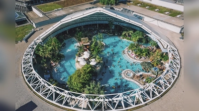 Blick ins innere der Therme bei geöffneter Kuppel. (Foto: Therme Erding)