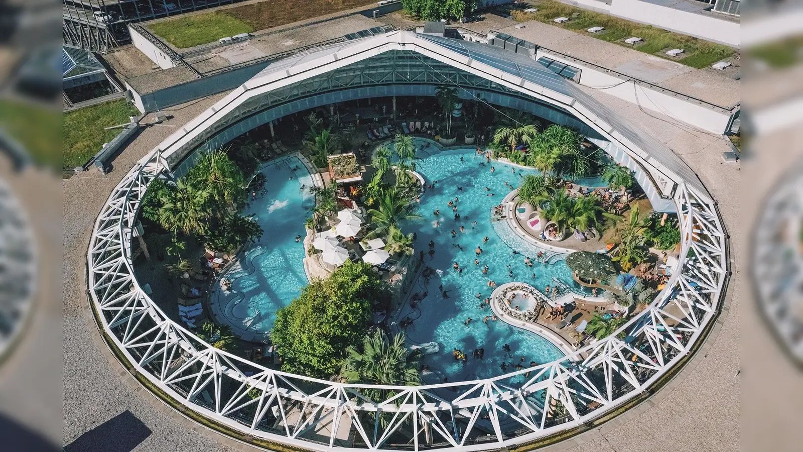Blick ins innere der Therme bei geöffneter Kuppel. (Foto: Therme Erding)