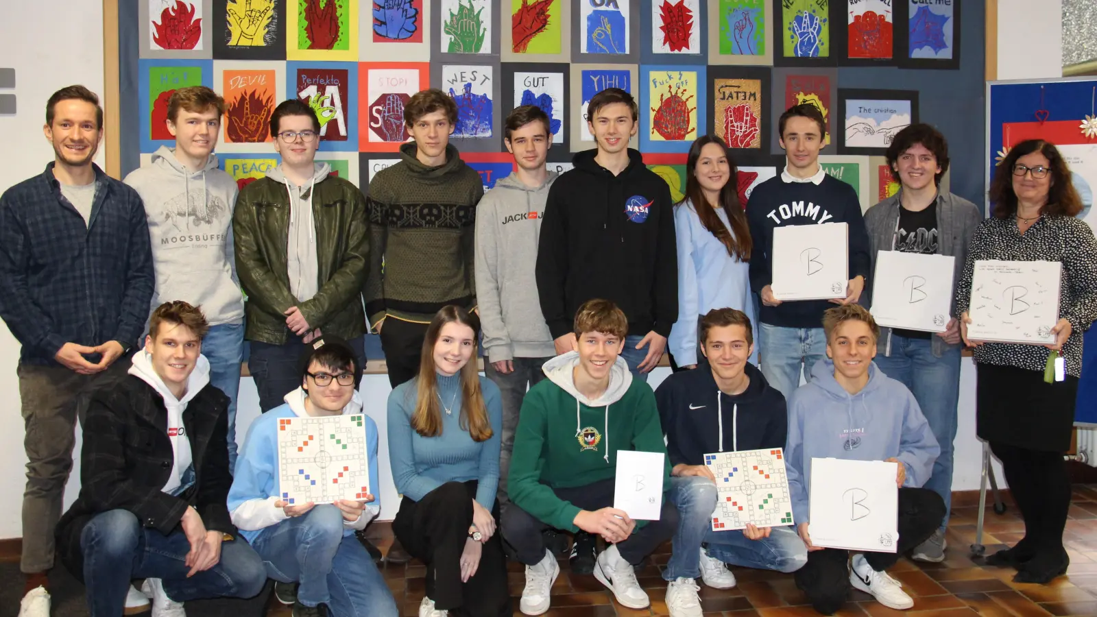 Das erste Exemplar von Blocado überreichte das P-Seminar Wirtschaft und Recht voller Stolz an Schulleiterin Regine Hofmann. (Foto: AFG)