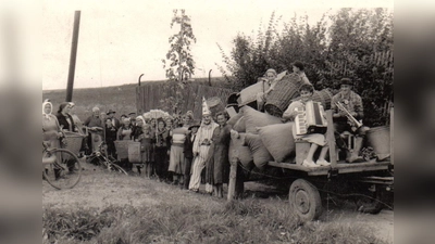 1954 wurde das Hopfenzupfen bei Familie Ermeier richtig gefeiert. (Foto: A. Baur)