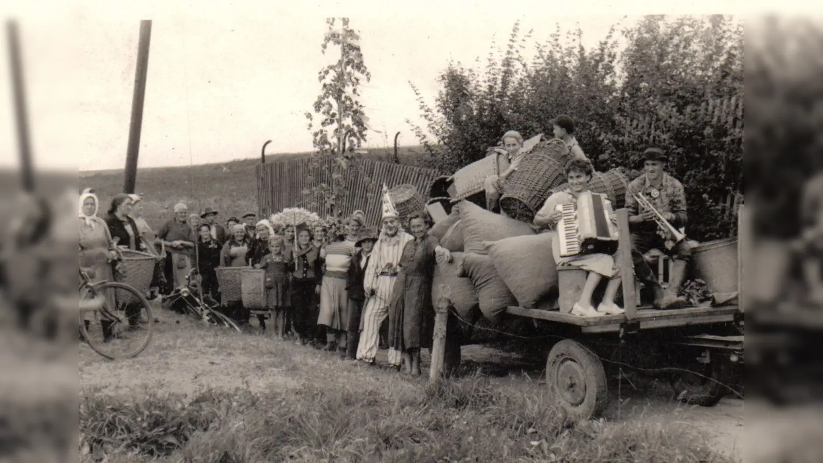 1954 wurde das Hopfenzupfen bei Familie Ermeier richtig gefeiert. (Foto: A. Baur)