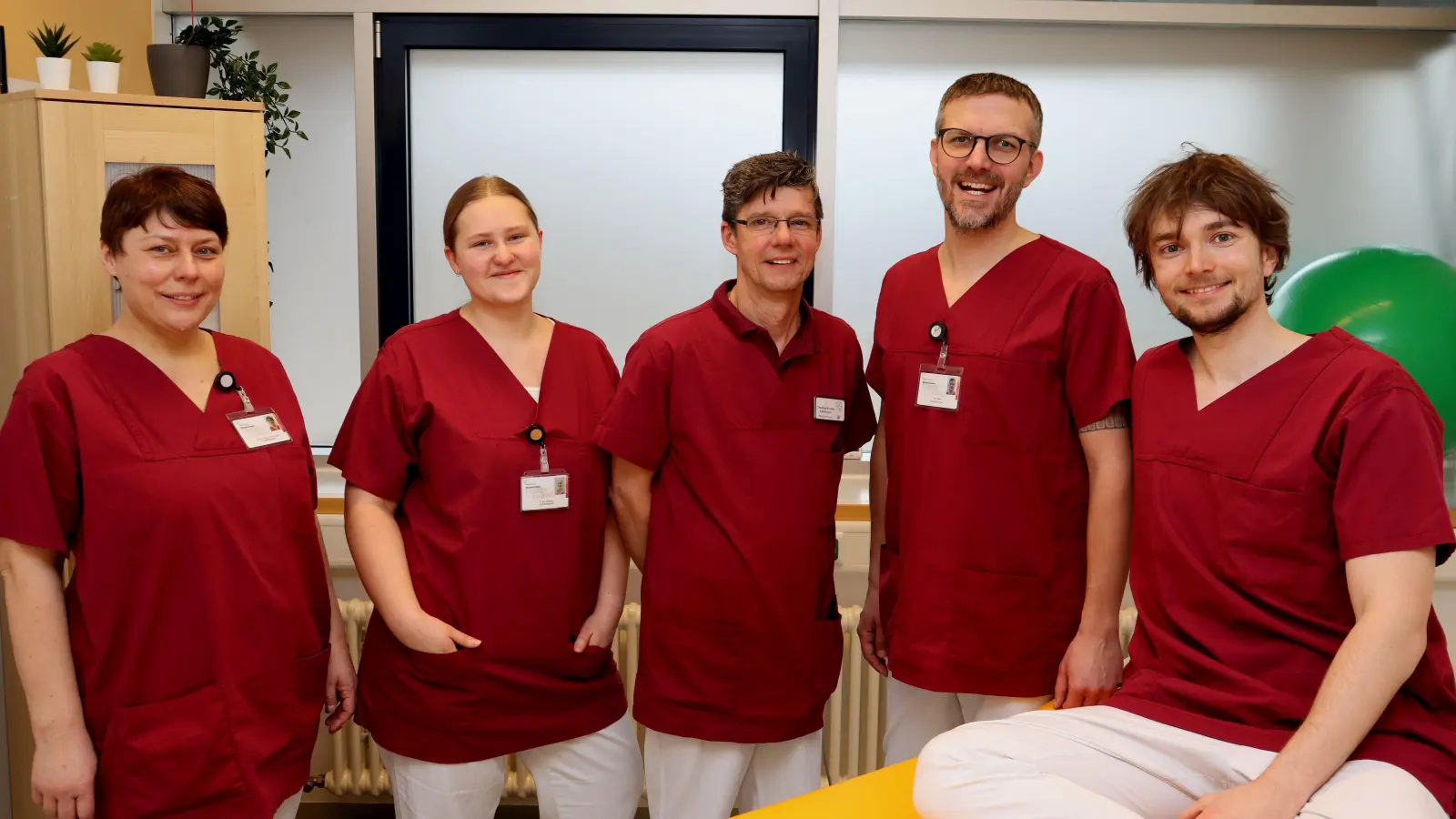 Das Team der Ergotherapie des Klinikums Freising (v.l.) Monika Weichenrieder, Emily Weber, Thorsten Franke, Manuel Klose (Leiter der Abteilung der physikalischen Therapie) und Eike Kienitz (Fachliche Leitung der Ergotherapie). (Foto: Klinikum Freising)