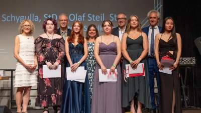 Stv. Schulleiterin Ursula Schygulla, Mona Riesz, Mitarbeiter der Schulleitung Olaf Steil, Sara Hölzl, Stadträtin Monika Schwind, Emily Szegedi, Schulleiter Johann Müller, Sofiia Bilous, Landrat Helmut Petz, Trinh Hang Nga Wefers. (v.l.) (Foto: der fotoladen, Freising)