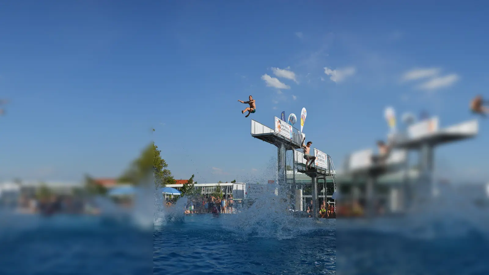 Beim Arschbomben-Wettbewerb lassen die Teilnehmer das Wasser in alle Richtungen spritzen. (Foto: Stadtwerke Freising)