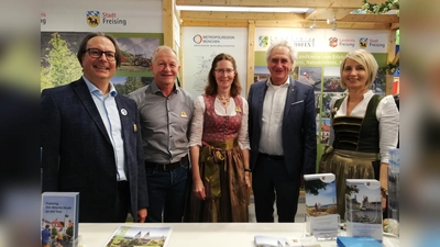 Ingo Bartha (v.li.), Robert Winkler, Martina Mayer, Landrat Helmut Petz sowie Hopfenbotschafterin und Landerlebnis-Reiseführerin Daniela Blomoser präsentierten die Region Freising auf der Grünen Woche in Berlin.  (Foto: LRA Freising)