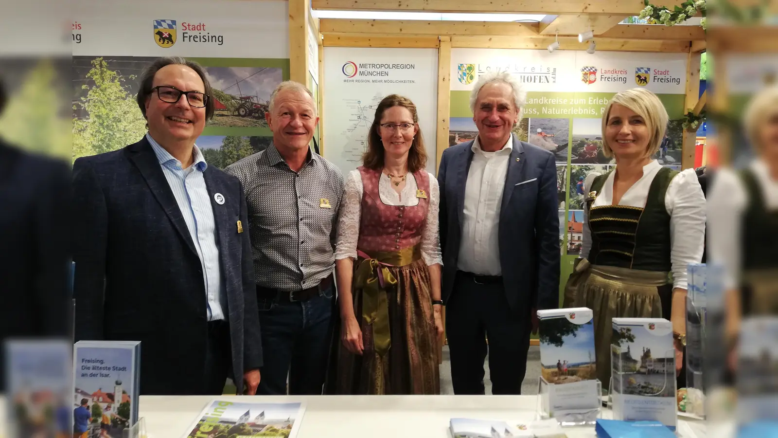 Ingo Bartha (v.li.), Robert Winkler, Martina Mayer, Landrat Helmut Petz sowie Hopfenbotschafterin und Landerlebnis-Reiseführerin Daniela Blomoser präsentierten die Region Freising auf der Grünen Woche in Berlin.  (Foto: LRA Freising)