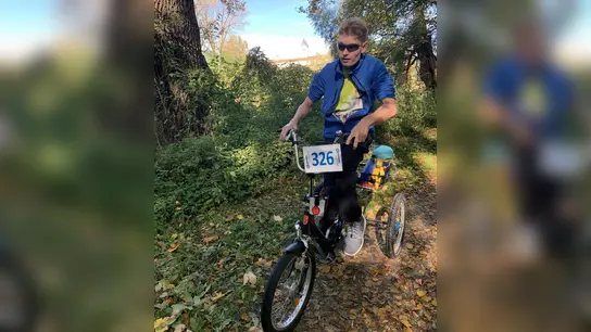 Matthias Irmler erradelte 15 Spendenkilometer auf seinem Therapie-Dreirad. (Foto: red)