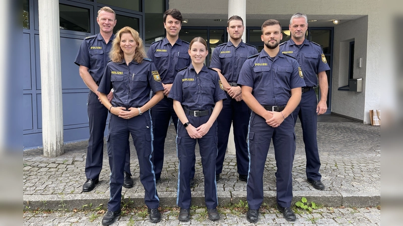 Fünf neue Mitarbeiterinnen und Mitarbeiter traten bei der Polizei Erding Anfang September ihren Dienst an. (Foto: PI Erding)