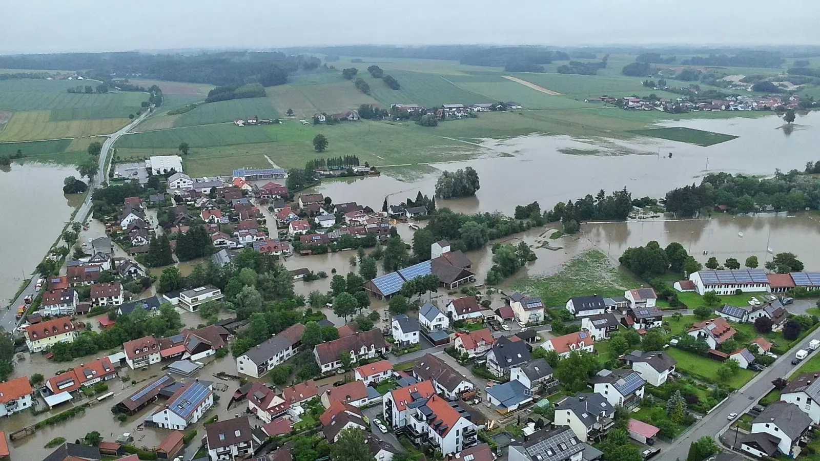 Diese Drohnenaufnahme der Feuerwehr zeigt die äußerst angespannte Hochwassersituation in Hohenkammer. (Foto: FFW LK Freising)