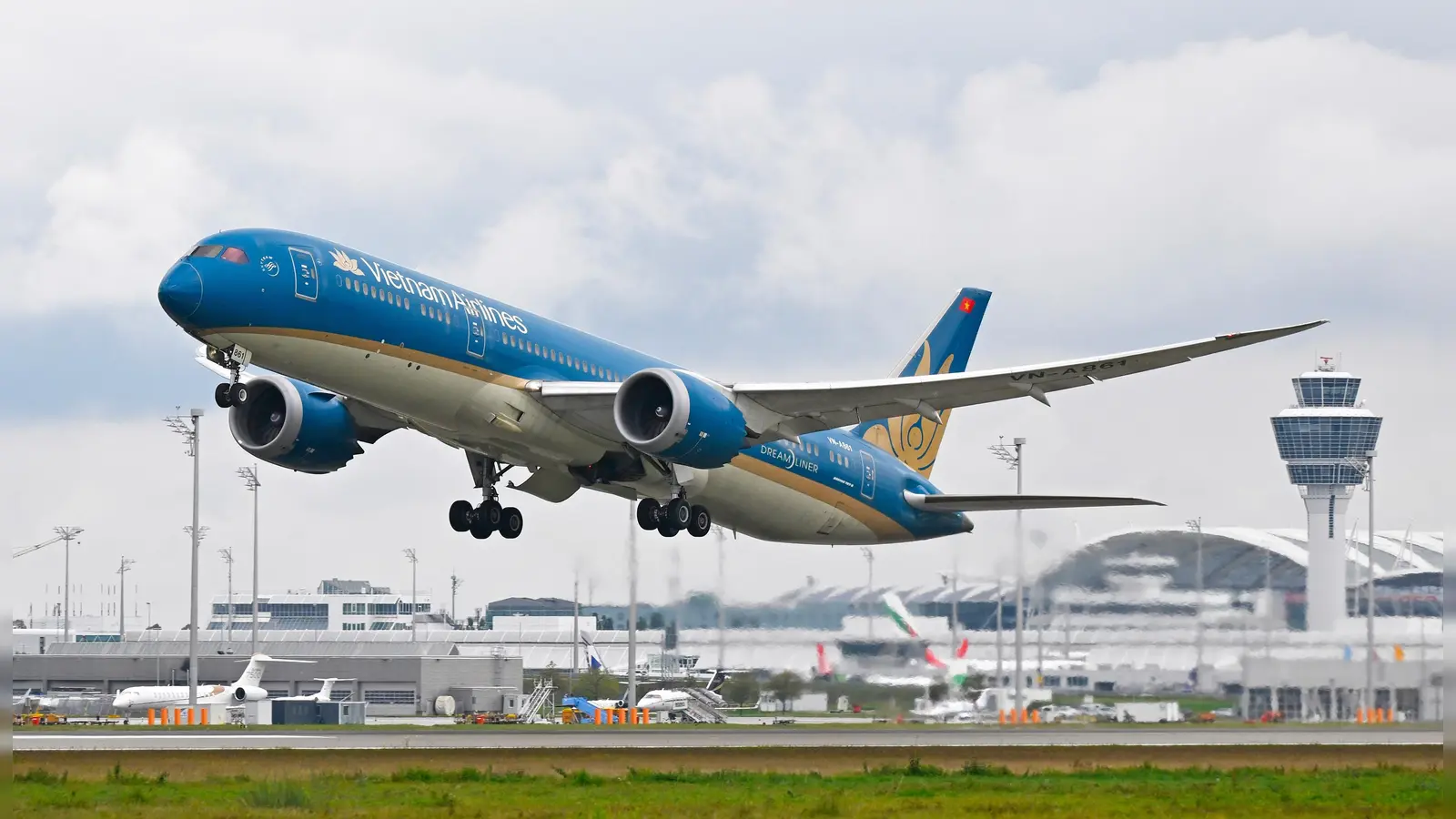 Start einer Boeing 787-9 (Dreamliner) der Vietnam Airlines nach Hanoi. (Foto: Alex Tino Friedel - ATF Pictures)