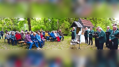 An die 50 Frauen und auch einige Männer kamen zur Maiandacht unter freiem Himmel nach Josefsruh. Musikalisch gestaltet wurde die Andacht vom Männergesangverein Eitting unter der Leitung von Karl Kinzel, der mit seiner Geige auch das „Ava Maria” intonierte. (Foto: R. Lex)