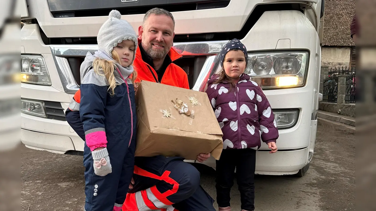 Ein Päckchen Glück: Die Malteser bitten um Paketspenden für die Glücksbringer-Weihnachtshilfe für bedürftige Familien und alleinstehende Menschen. (Archivbild: Malteser)