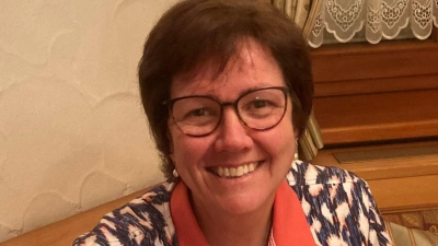 Helga Geißler organisiert in der Kolping Erding seit über zwei Jahrzehnten das Sammeln von Briefmarken.  (Foto: privat)