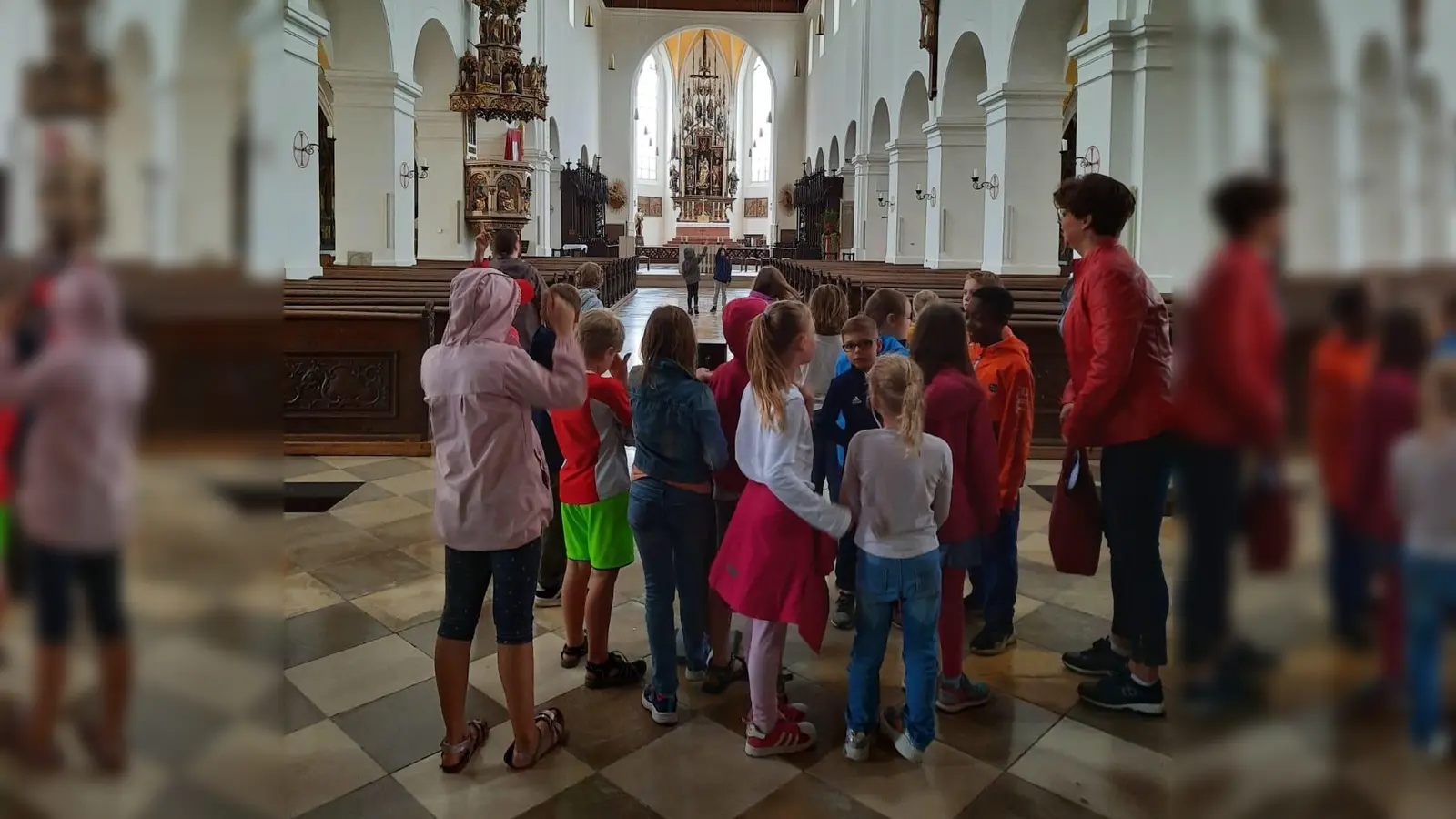 Kommunionkinder erkundeten auch das Kastulusmünster. (Foto: John)