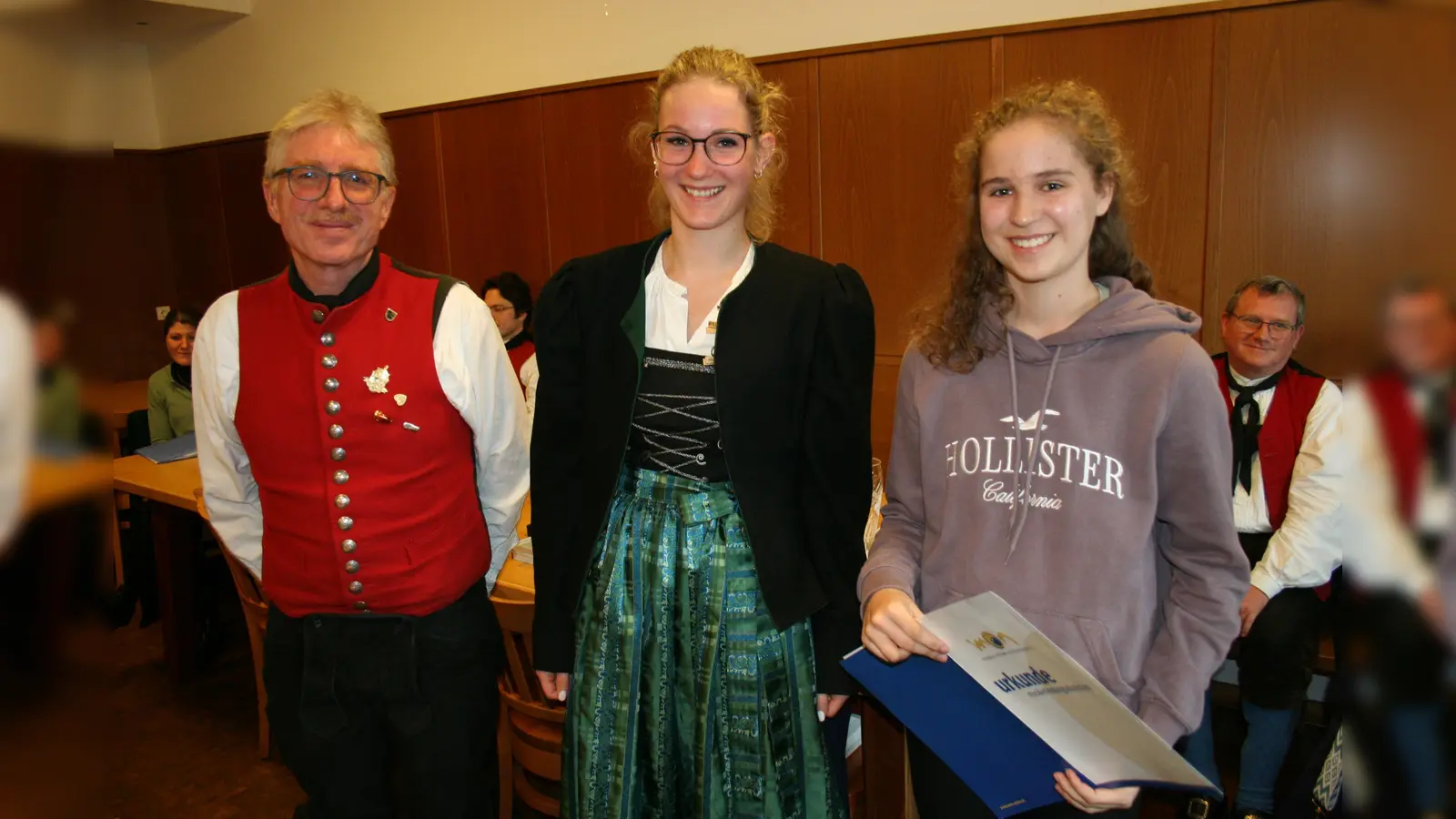 Gerhard Schuler zeichnete Carola Mütze für ihr zehnjähriges aktives Musizieren in der Kapelle aus. Maira Orthen wurde zudem mit dem bronzenen Musikerleistungsabzeichen ausgezeichnet. (Foto: Rittler)