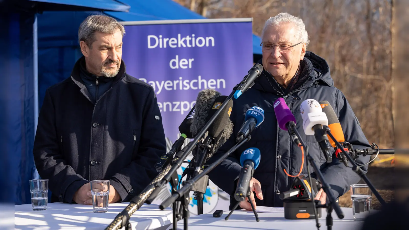 Ministerpräsident Markus Söder (links) und Innenminister Joachim Herrmann stellten die Jahresbilanz der Bayerischen Grenzpolizei vor. Bereits seit sechseinhalb Jahren sorgt die Grenzpolizei durch intensive Schleierfahndung im grenznahen Raum und an ausgewählten Kontrollstellen an der Grenze für mehr Sicherheit. (Foto: Bayerisches Innenministerium/Alexandra Beier )