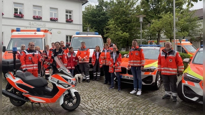 Das "Licht der Hoffnung und Menschlichkeit" wurde durch den BRK-Kreisverband Ebersberg in Anzing gebührend empfangen. (Foto: BRK Ebersberg)