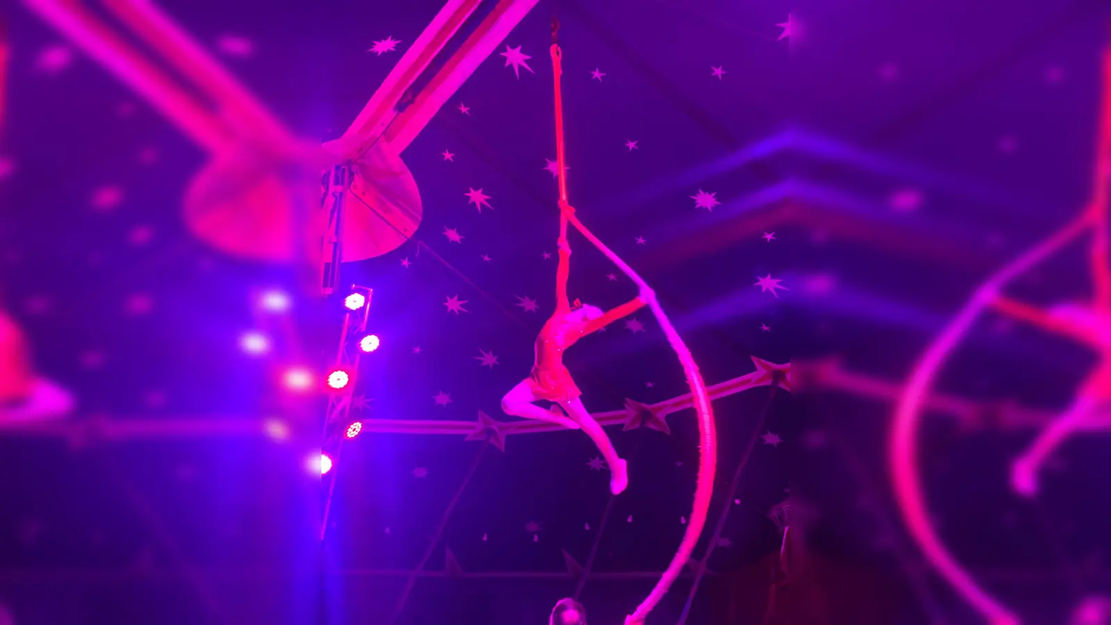 Atemberaubende Artistik gibt es in Erding am Volksfestplatz zu sehen. (Foto: Circus Diabolo)