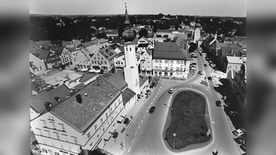 Sicher haben noch viele Bürger Bilder von früher - wie dieses vom Schrannenplatz - bei sich zu Hause. Vielleicht ja ein Siegerbild? (Foto: Peter Bauersachs)