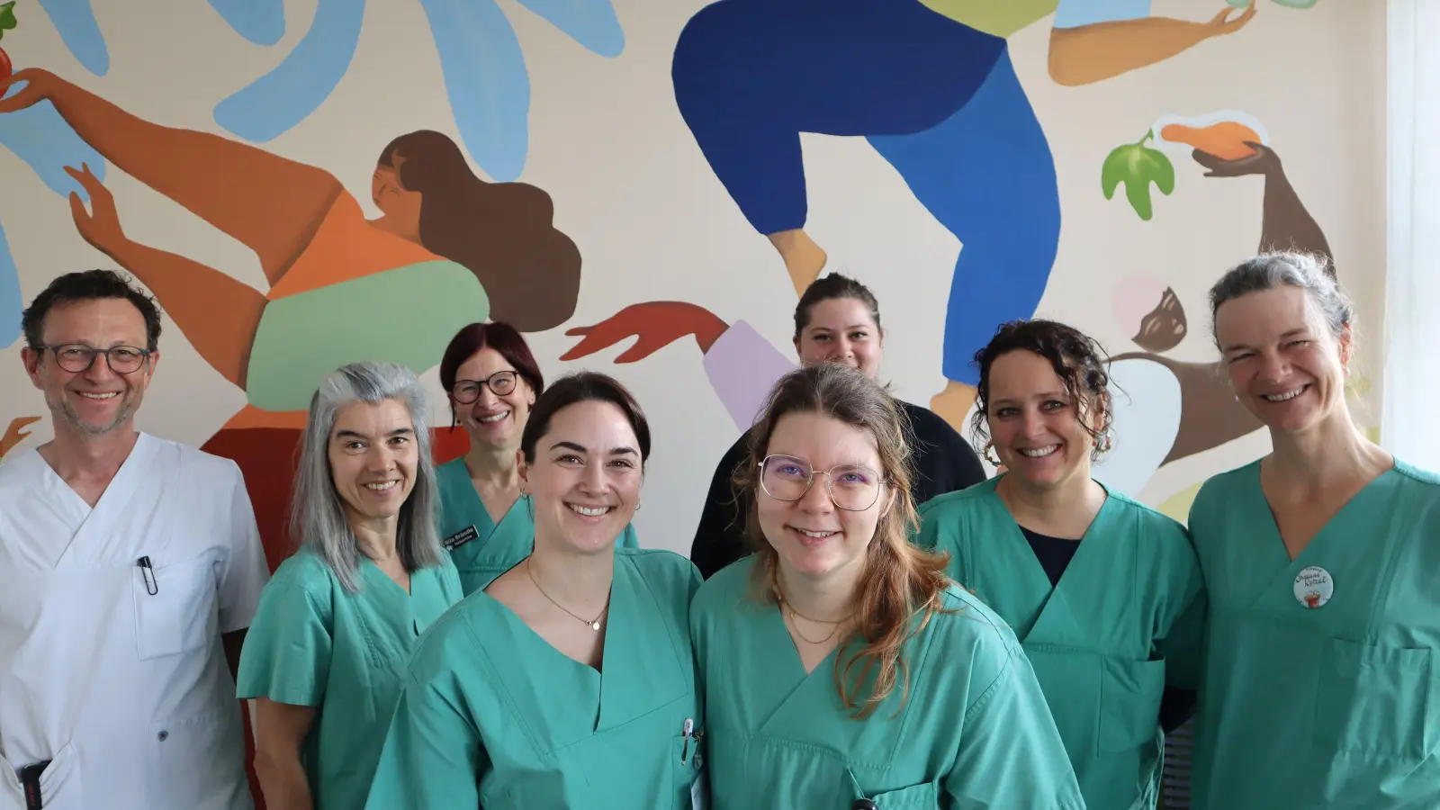 Die Hebammenstudentinnen Jaqueline Hoffmann (v.l.) und Luna Wendel (v.r.) mit Chefarzt Dr. Dario Vincenti, Hebammenleitung Paula Lohrenz (hinten), die Praxisanleiterinnen (v.l.) Andrea Reiner, Rita Brändle und Julia Quindt sowie AusbildungskoordinatorinSusanne Wetzel (r.). (F: Klinik Freising)