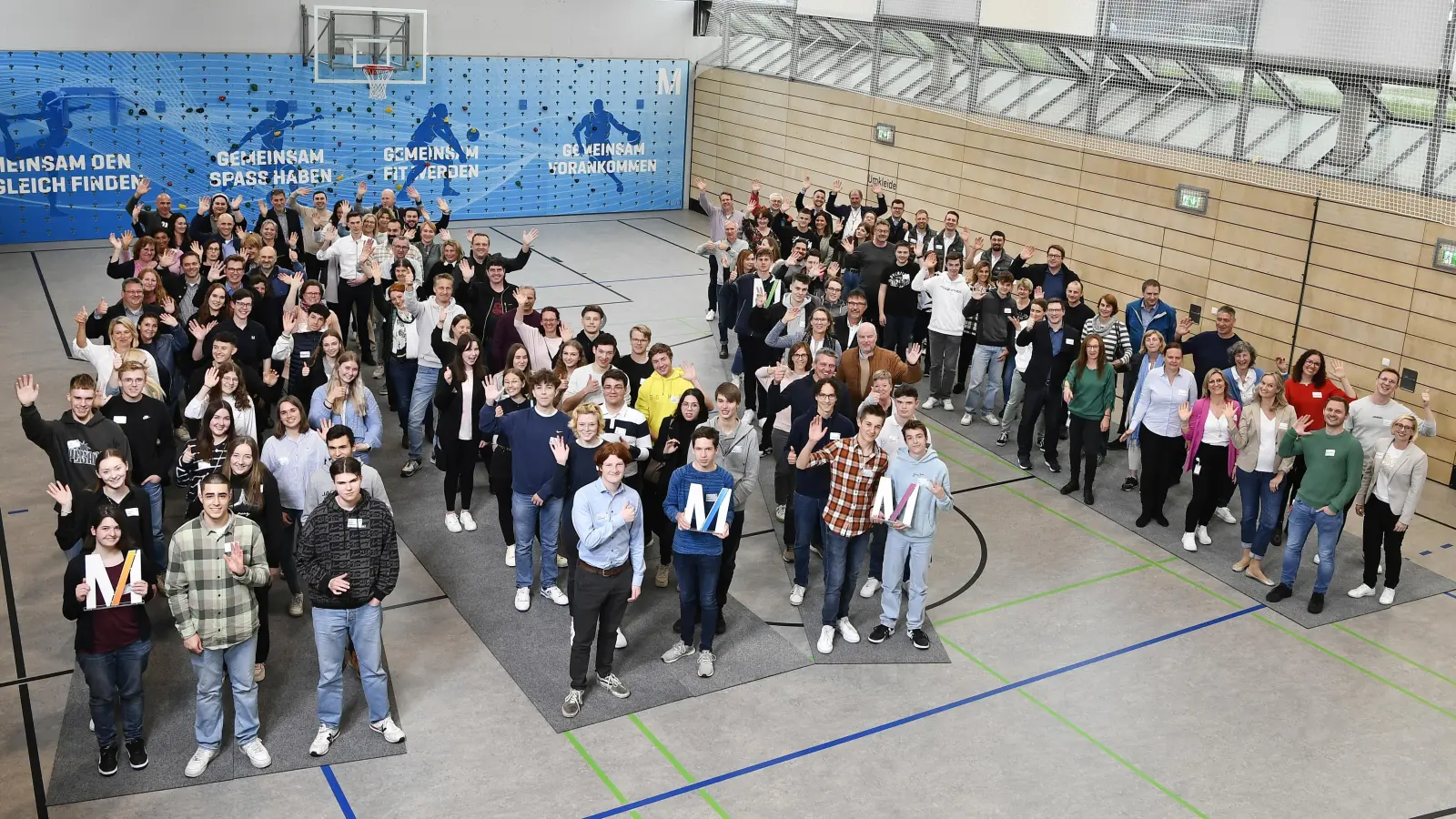 Nachwuchskräfte symbolisieren das M-Logo des Airports. (Foto: FMG/ATF)