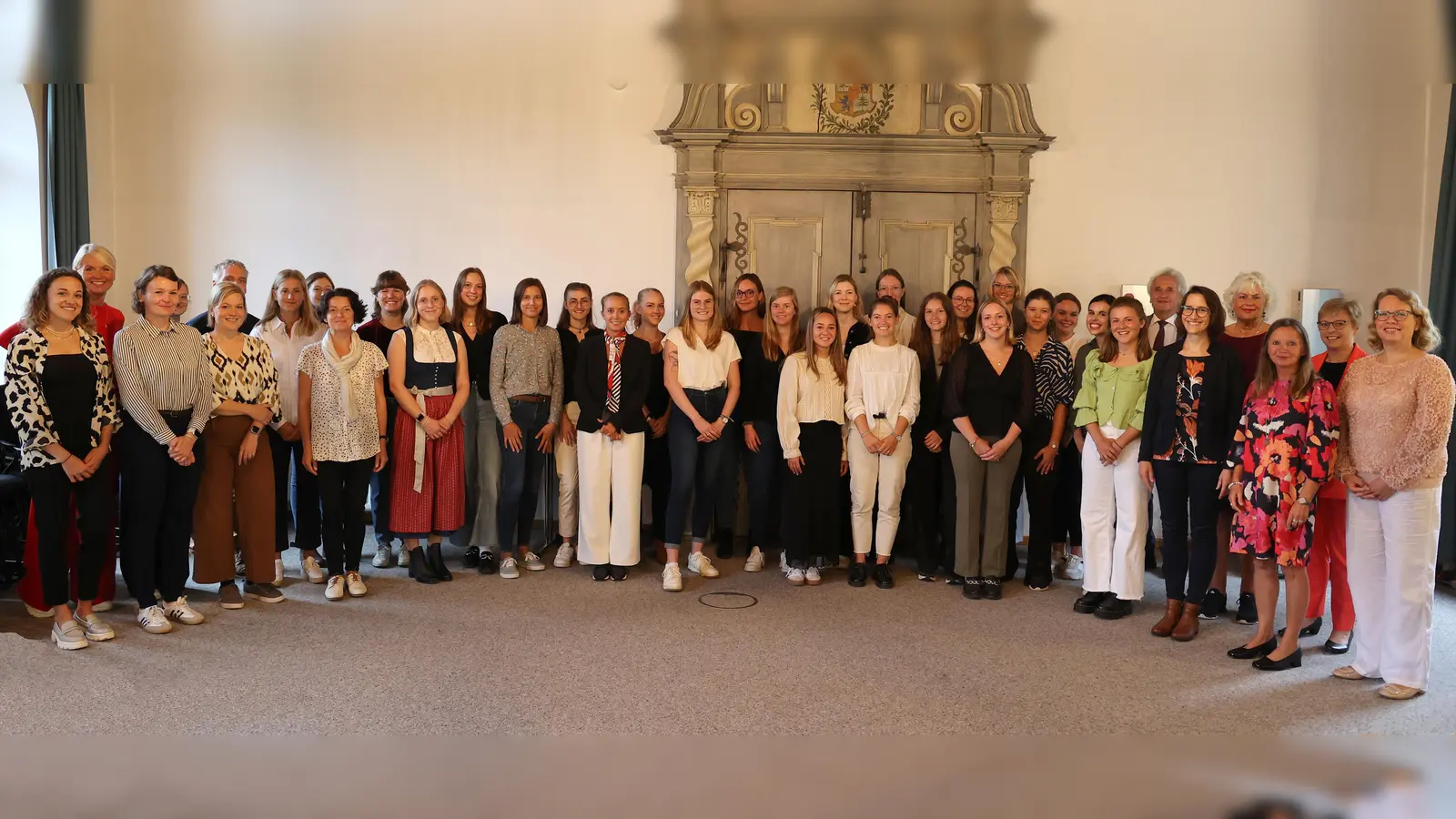 Nach der Vereidigung in der Klosterbibliothek begaben sich die 29 Lehramtsanwärterinnen und -anwärter direkt zur ersten Lehrerkonferenz an ihren jeweiligen Schulen im Landkreis.  (Foto: Landratsamt)