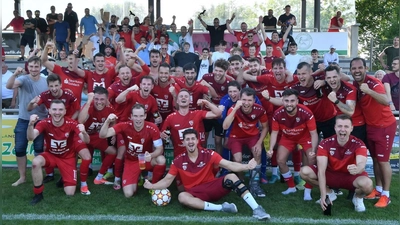 Mit einem 1:0 Sieg gegen den TSV Neudrossenfeld feierte der VfB Hallbergmoos den Klassenerhalt in der Bayernliga. (Foto: Eicke Lenz)