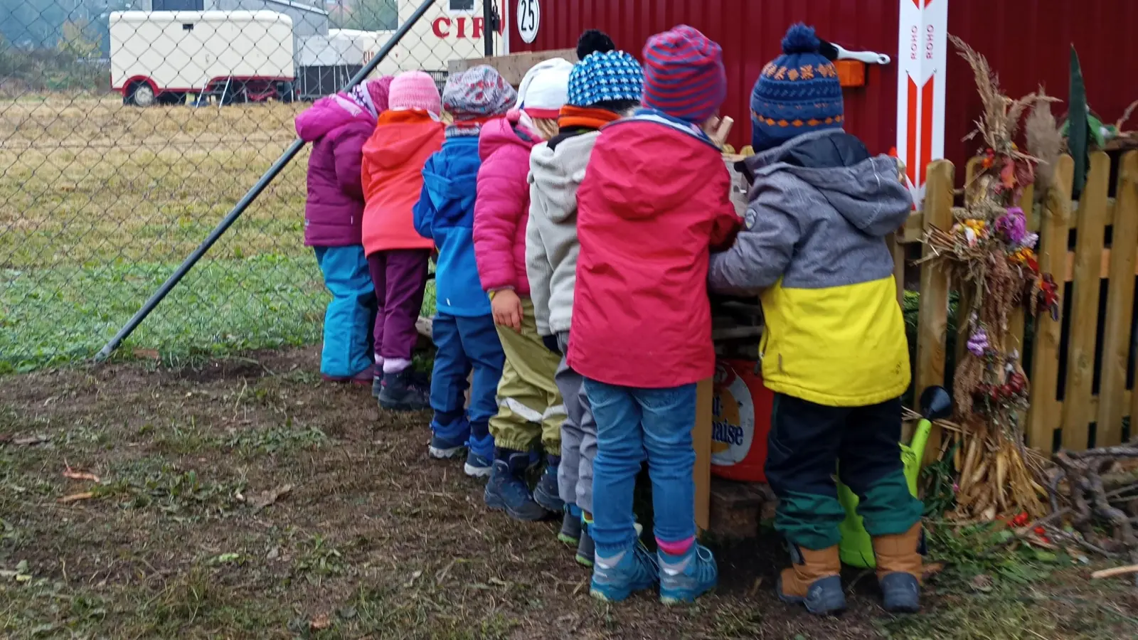 Mütze auf, feste Schuhe an: Die Kinder der neuen Naturgruppe sind bereit für viele schöne Erlebnisse unter freiem Himmel. (Foto: Kinderhaus Marzling)