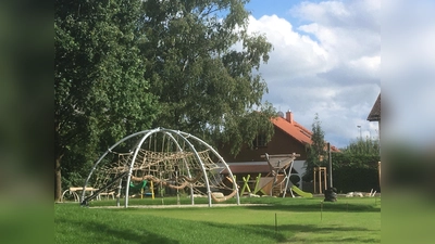 Auf dem neuen Spielplatz neben dem Kinderhaus kann bald getobt werden. (Foto: sbg)