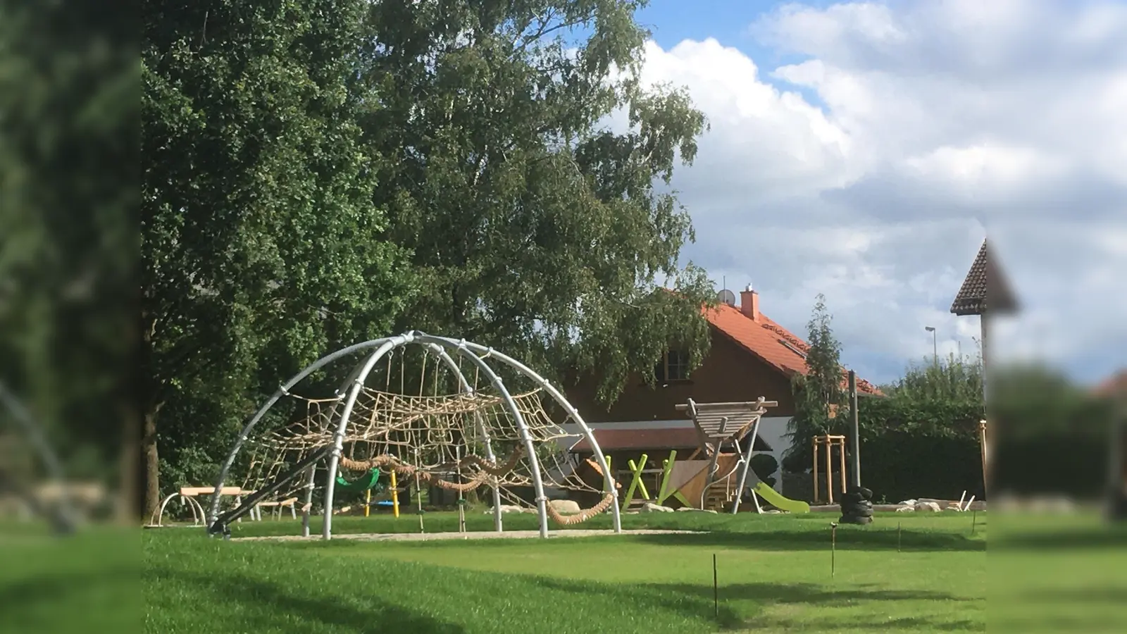 Auf dem neuen Spielplatz neben dem Kinderhaus kann bald getobt werden. (Foto: sbg)