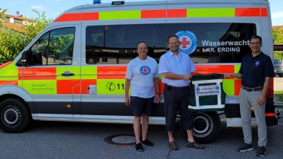 Edgar Scholz, Technischer Leiter der Erdinger Kreiswasserwacht (links), und Kreisgeschäftsführer Andreas Lindner (rechts) gratulierten dem frischgebackenen Fachberater Wasserrettung, Alois Schießl. (Foto: Danuta Pfanzelt)