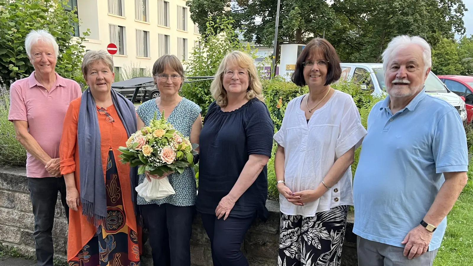 Kleiner Wechsel im Vorstand (von links): Kassierer Erich Molz, neue Schriftführerin Karin Jordak, ehemalige Schriftführerin Dr. Christfriede Baals, Geschäftsleiterin Brigitte Rieß, 2. Vorsitzende Beate Frommhold-Buhl und 1. Vorsitzender Helmut Hinterberger. (Foto: Neufahrner Sozialstation e.V. )