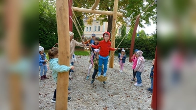 Die Kinder haben ihre Freude an der neuen Schaukel. (Foto: Stadt Erding)