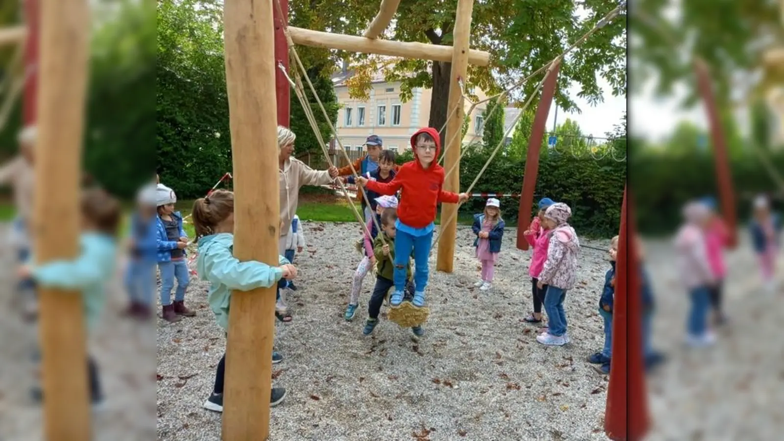 Die Kinder haben ihre Freude an der neuen Schaukel. (Foto: Stadt Erding)