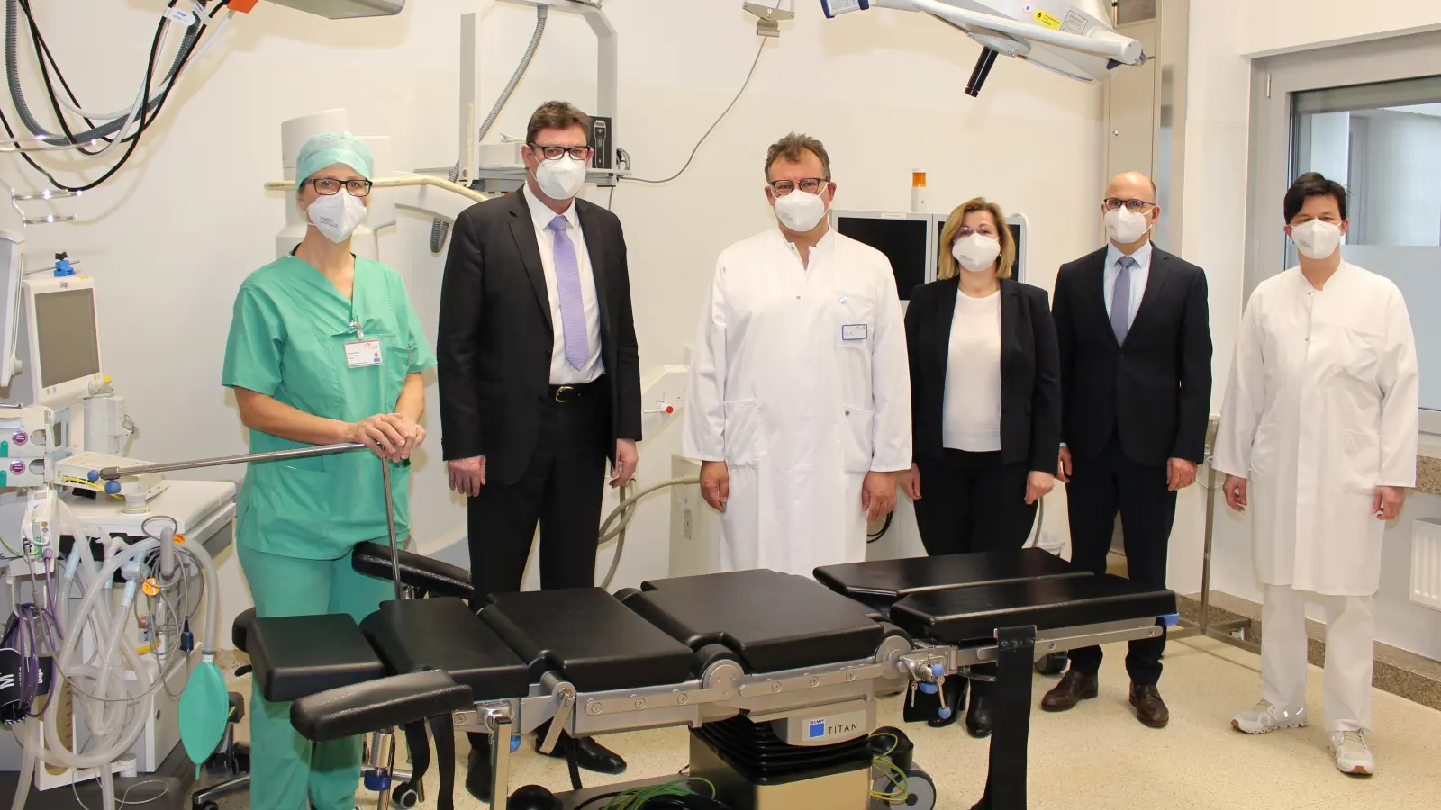 Manuela Jüttner (stv. Anästhesie-Pflegeleitung), Landrat Martin Bayerstorfer, Dr. Thomas Vogt (Chefarzt Urologie), Michaela Zylka (Pflegedirektorin), Dr. Dirk Last (Krankenhausdirektor), Dr. Lorenz Bott-Flügel (Ärztlicher Direktor) (v.l.) freuen sich über den neuen ambulanten OP. (Foto: Klinikum Landkreis Erding)