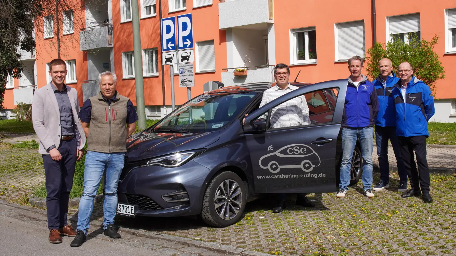 Stellplatz-Eröffnung des Carsharing-Vereins in der Theodor-Ortner-Straße (v.l.): Stadtplaner Christian Famira, die Vereinsvorsitzenden Thomas Naumann und Tobias List, Objektbetreuer Anton Altmann und die Vorstände der Baugenossenschaft, Karsten Vieth und Paul Reill. (Foto: Carsharing Erding e.V.)