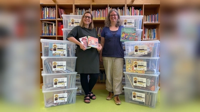 Julia Höfer (li.) und Carola Steiner haben das Projekt Bee-Box ins Leben gerufen. (Foto: Gemeinde Markt Schwaben)
