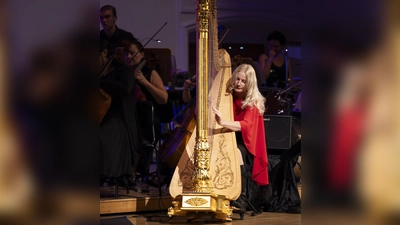 Die Harfenistin Evelyn Huber gibt ein Konzert am Rokoko Pavillon in Ottenhofen. (Foto: Evelyn Huber Orchester)